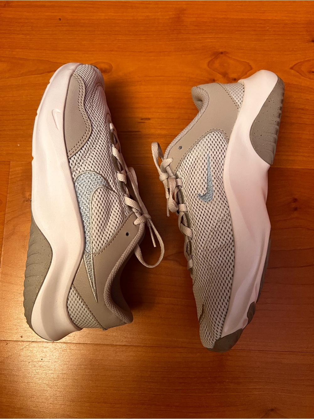Nike legend essentials women’s size 7 iron gray